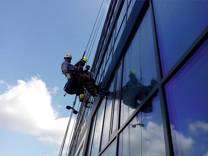 Extremal - Usługi wysokościowe, praca na wysokości, montaż banerów